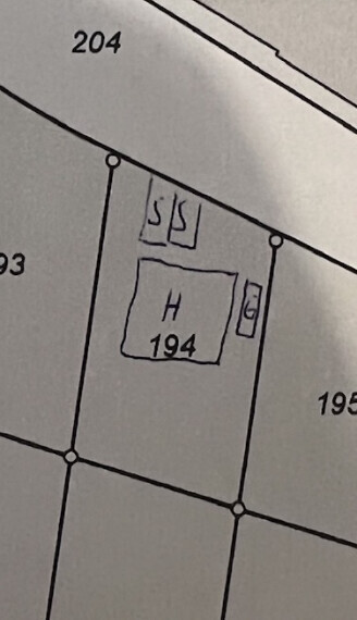 2D-Grundriss eines Hausplans mit der Nummer 194 im Zentrum.