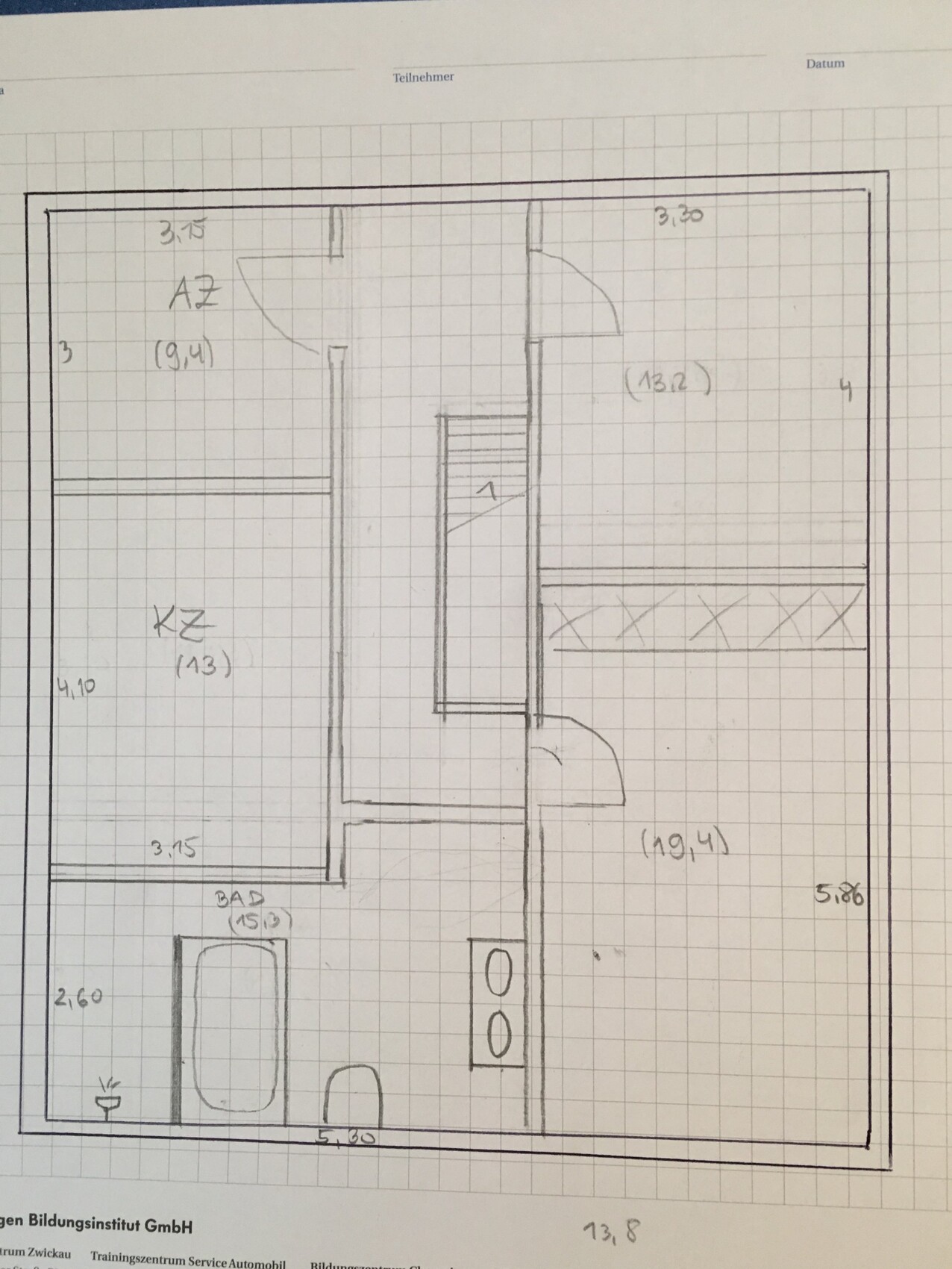 Handgezeichnter Grundriss eines Hauses: zentrale Treppe, Bad, Küche und mehrere Räume.