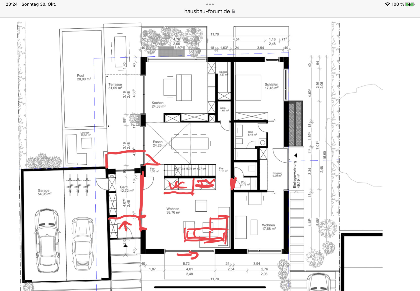 Grundriss eines Hauses mit Garage, Terrasse, Pool; markierte Linien zeigen Weg.