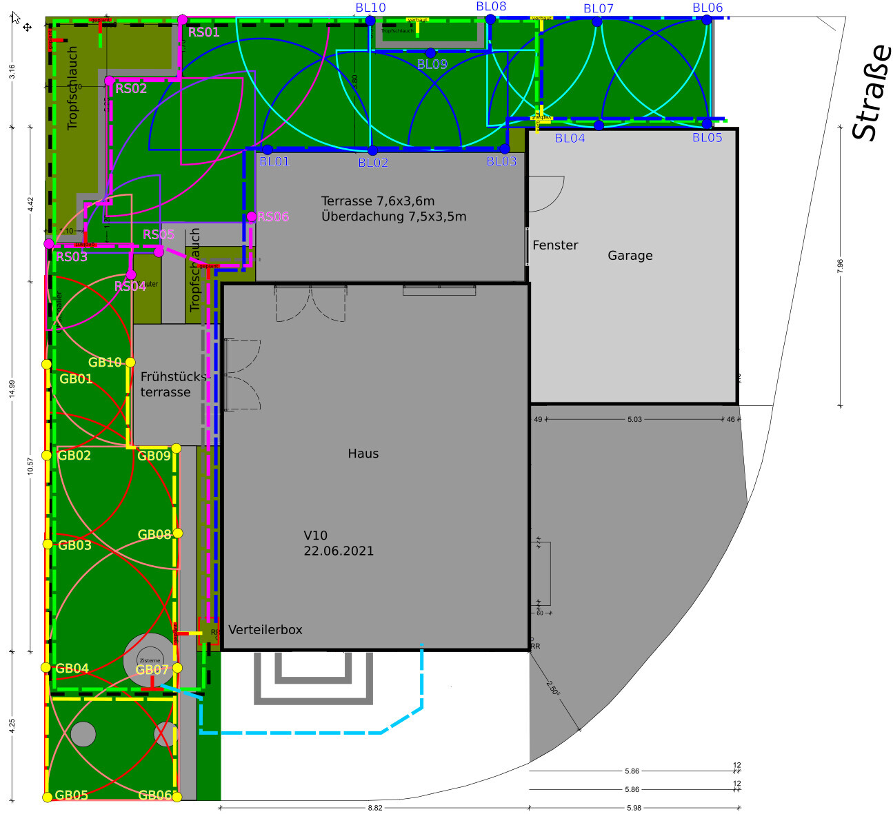 Lageplan eines Hauses mit Garage, Terrasse und Garten sowie Bewässerungssystem (Tropfschläuche).