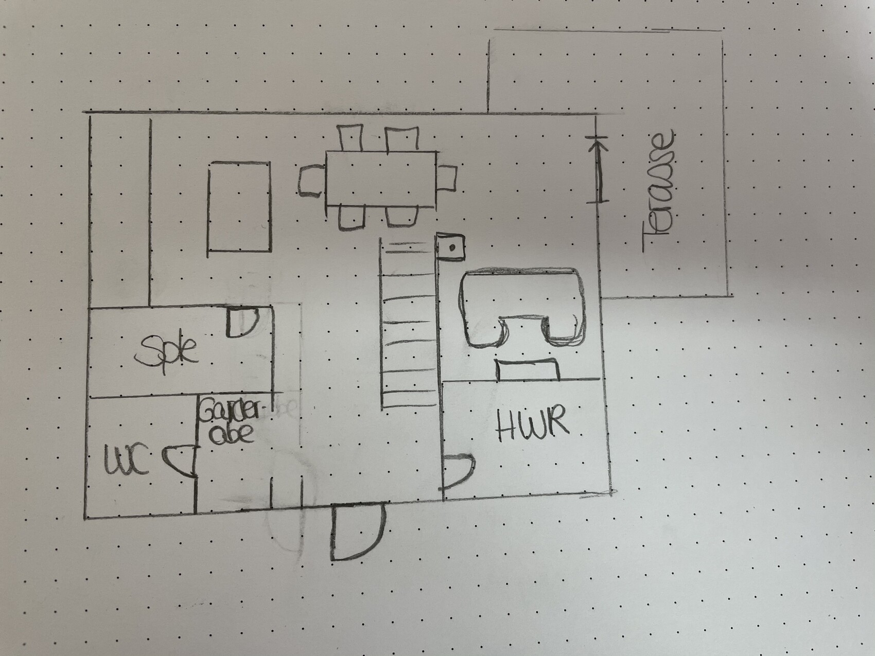 Skizzenhafter Grundriss eines Hauses mit Terrasse, Eingang, Treppe, WC und HWR