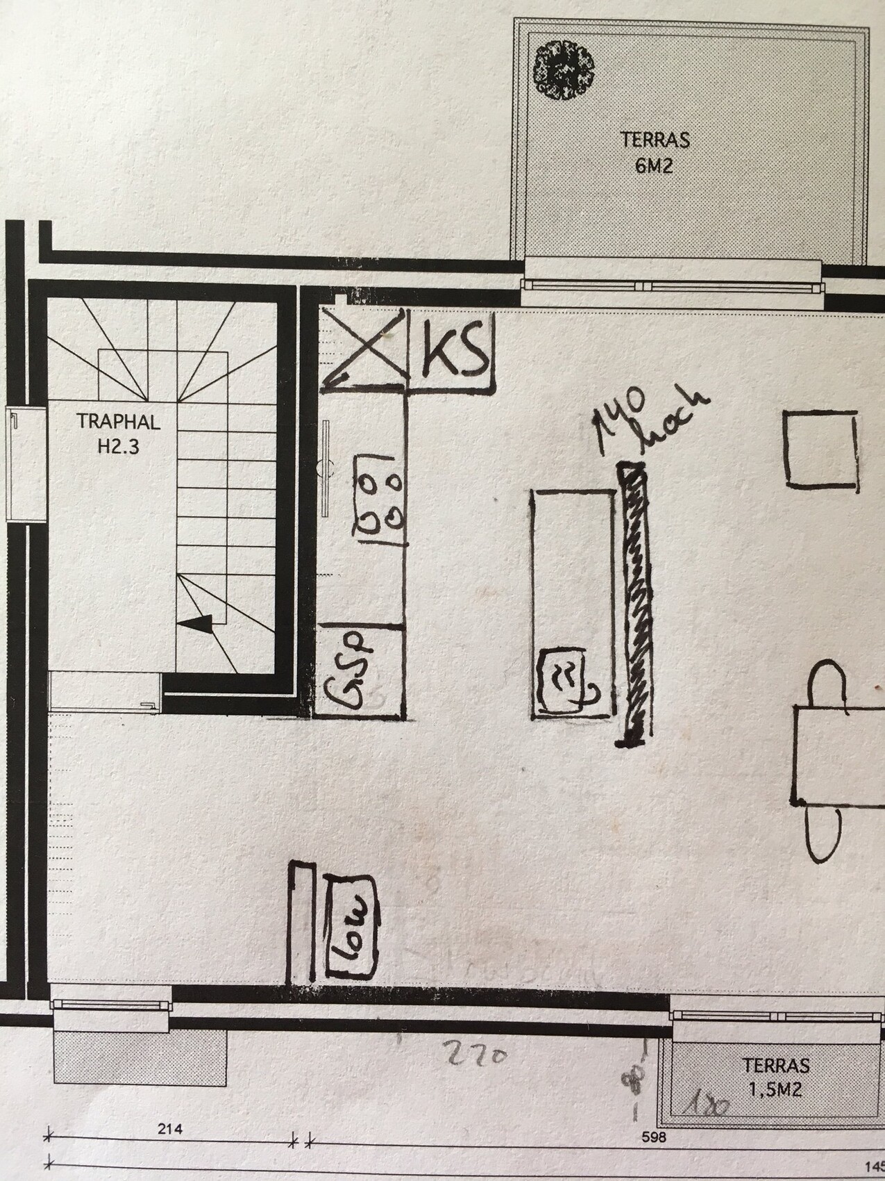 Grundriss einer Wohnung: Treppenhaus links, Kücheninsel, Esstisch, Terrassen.