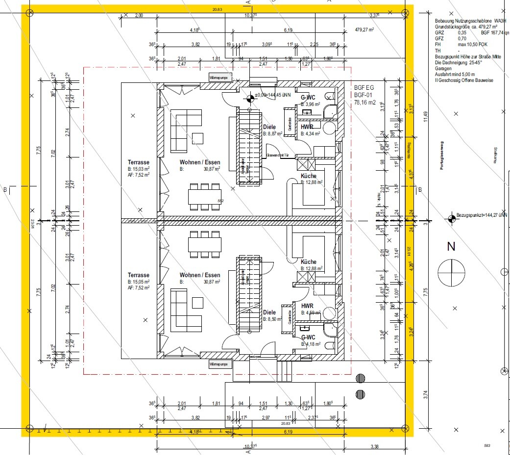 Grundriss eines Hauses/Duplexes mit Terrassen, zwei Wohnen/Essen-Bereichen, Küche, Diele, HWR, WC.