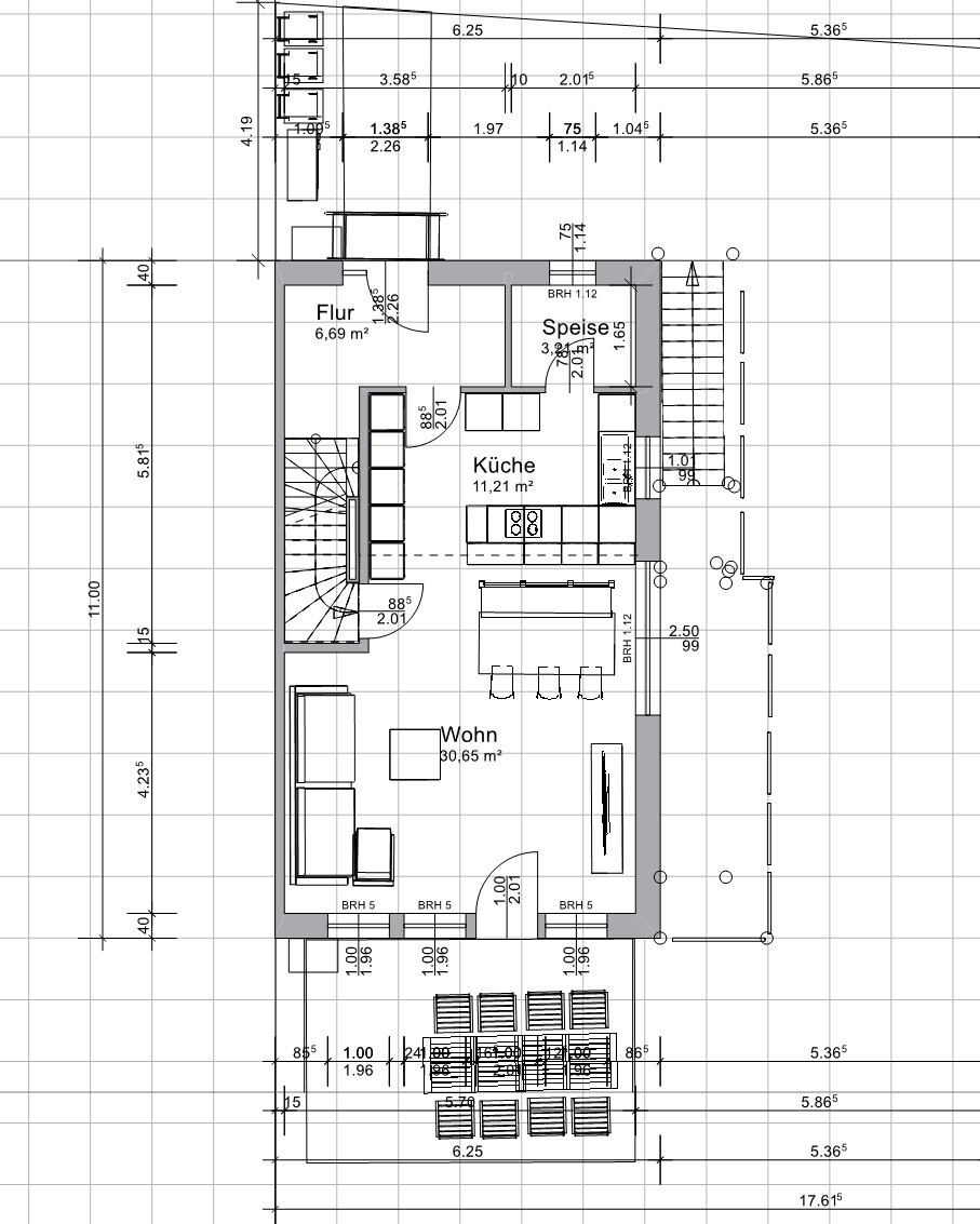 Grundriss eines Hauses: Wohnzimmer, Küche, Flur, Speise, Treppenhaus und Terrasse.