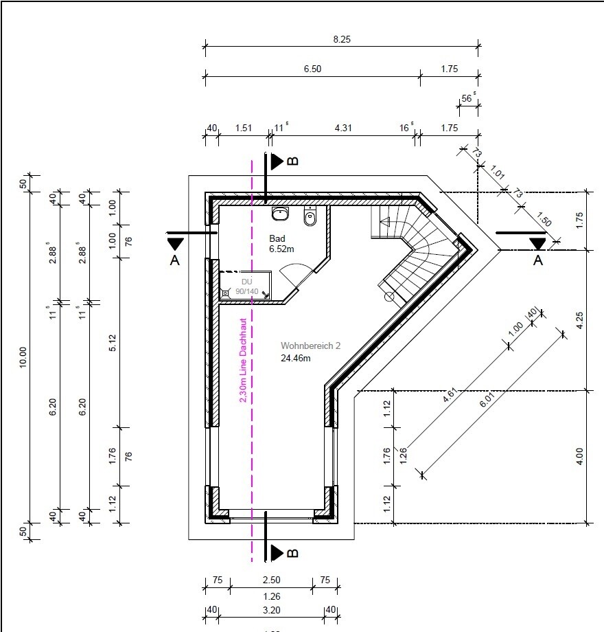 2D-Grundriss eines Hauses mit Bad, Wohnbereich und Treppen, Maßlinien