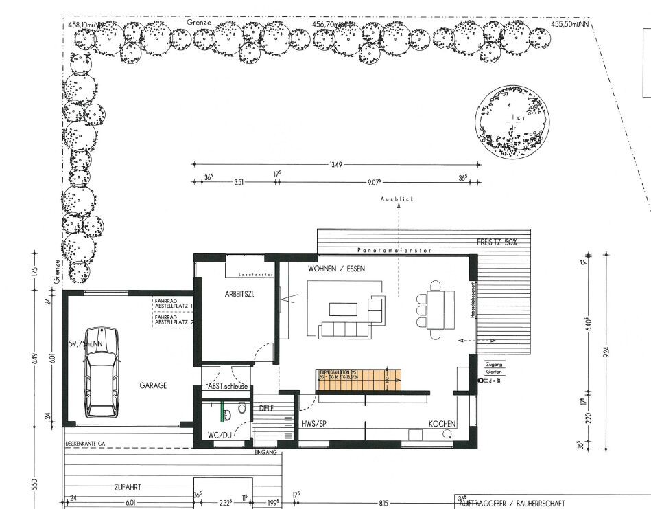 Grundriss eines Hauses mit Wohnzimmer, Essbereich, Küche, Garage, Terrasse und Garten mit Baumreihe.