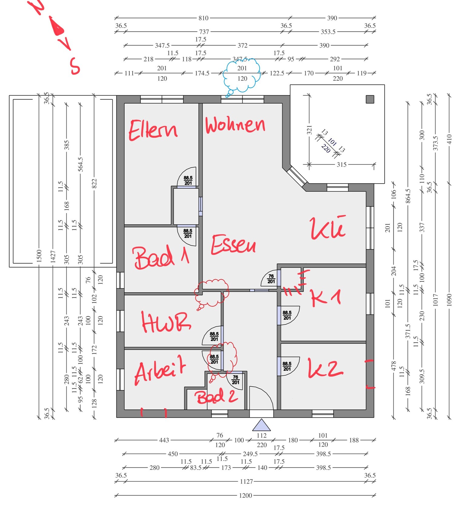 Grundriss eines Hauses mit Wohnen, Essen, Küche, Bad 1/2, HWR, Arbeit, K1, K2.