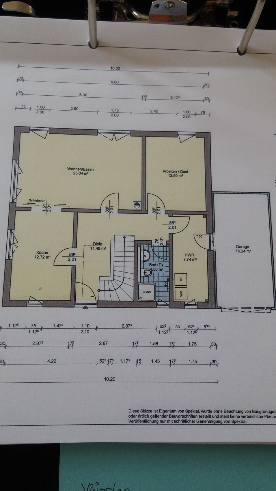 Grundriss eines Hauses mit Wohnen/Essen, Küche, Arbeiten/Gast, Diele, Bad, HWR und Garage.