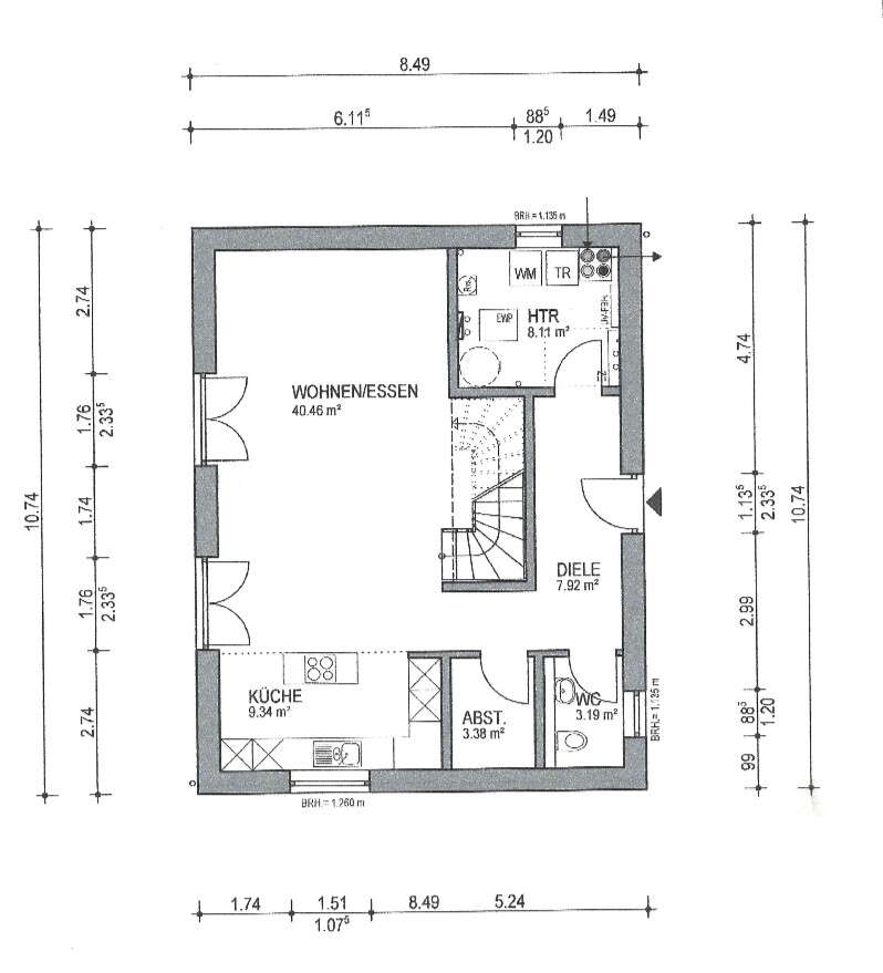 Grundriss eines Hauses: offener Wohn- und Essbereich, Küche, Diele, Abstellraum, WC, Treppenaufgang.