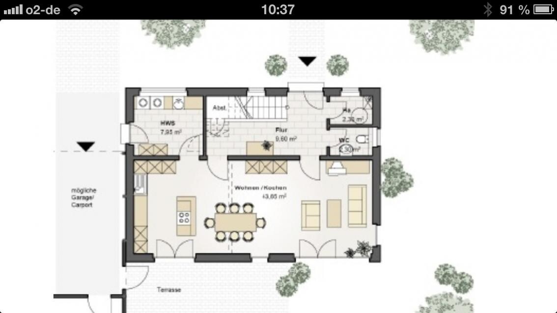 Grundrissplan eines Hauses mit Küche, Wohnzimmer, Essbereich und Terrasse