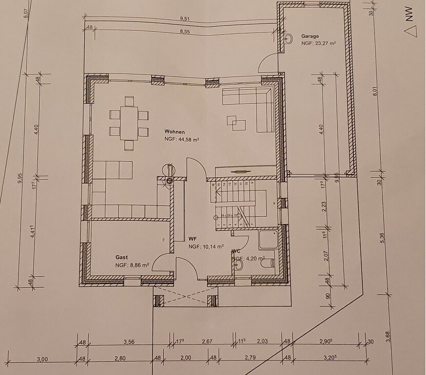 Grundrissplan eines Hauses mit Wohnzimmer, Gästezimmer, Treppenbereich und Garage im Erdgeschoss