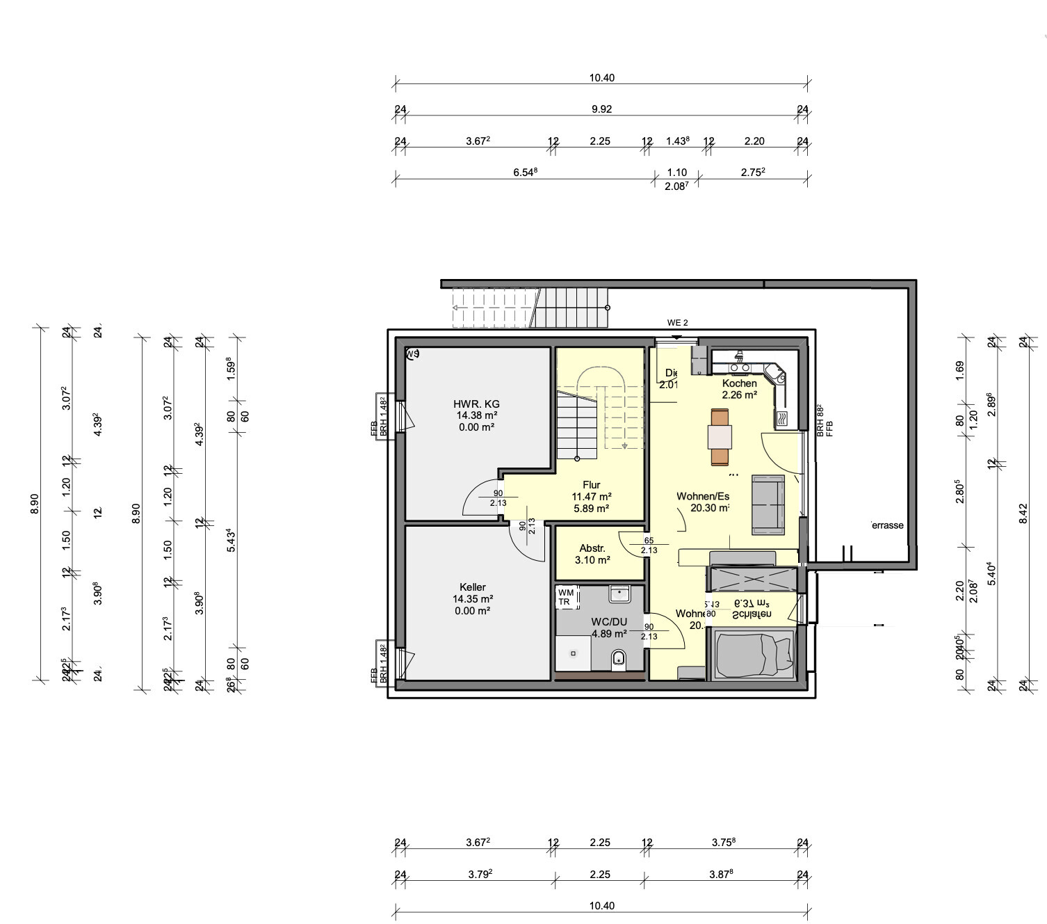 Detaillierter Grundriss eines Hauses mit Wohnzimmer, Küche, Flur, Kellerräumen und Terrasse