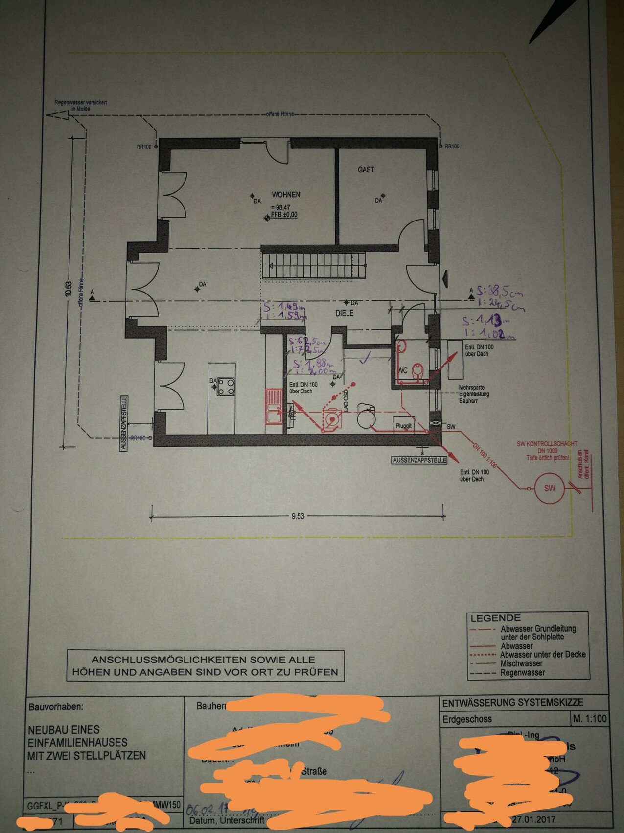 2D-Grundriss eines Hauses mit Wohnzimmer, Diele, Küche, Gästezimmer und Treppenbereich