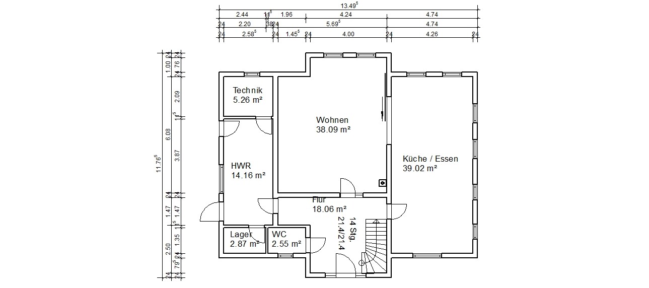 Grundriss eines Hauses mit Wohnbereich, Küche/Essen, Technik, HWR, WC, Flur und Treppenaufgang.