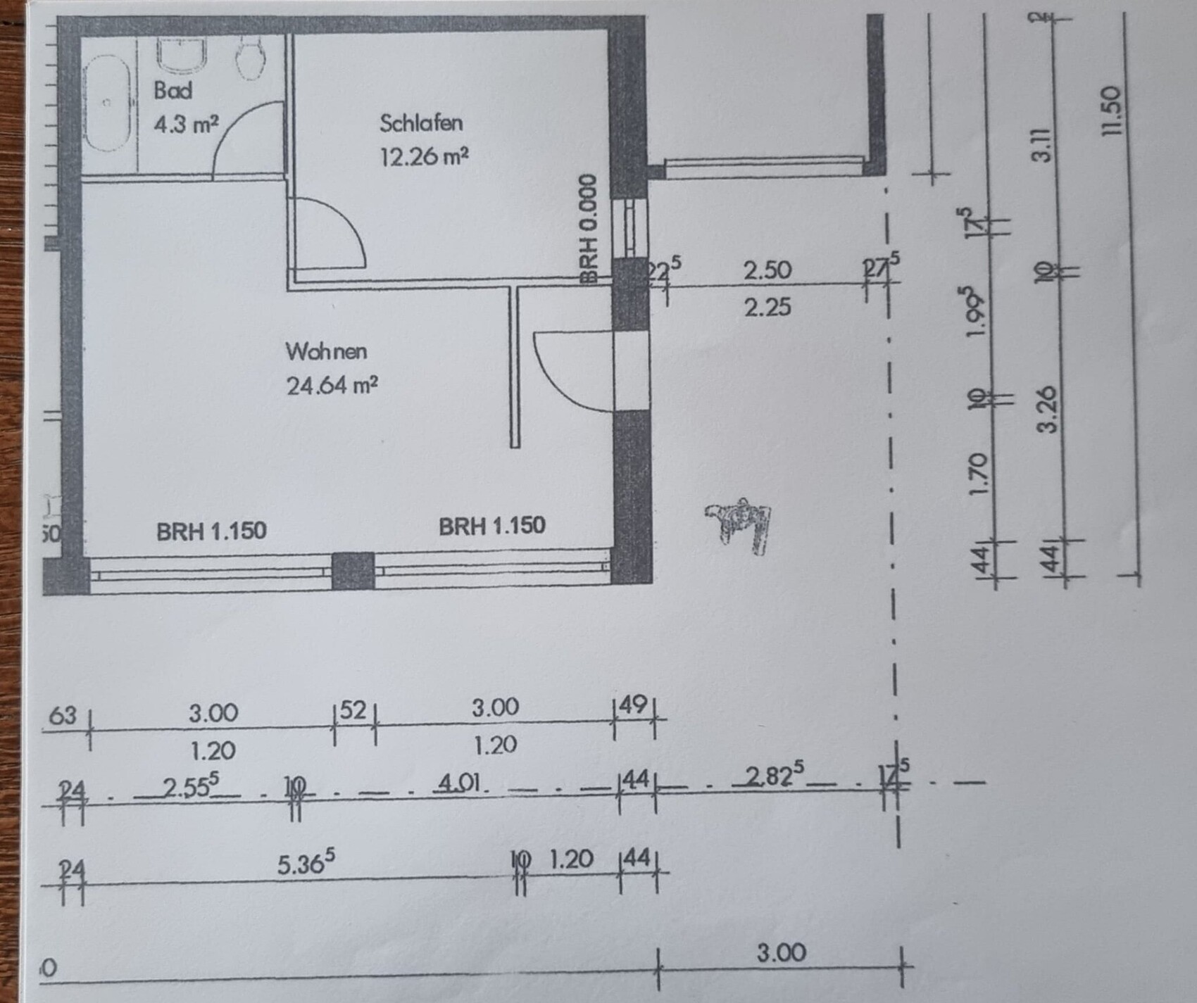 Grundriss eines Apartments mit Bad, Schlafzimmer, Wohnzimmer und Maßangaben.