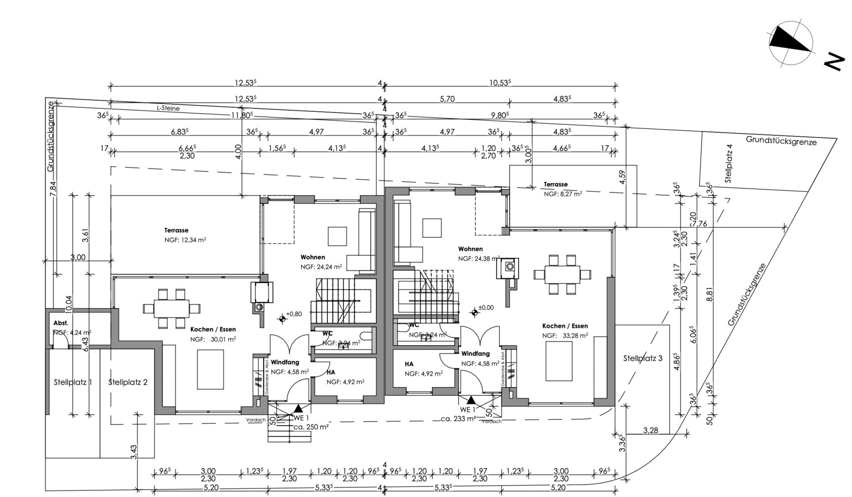 Zweifamilienhaus-Grundriss mit Terrassen, Wohnen, Kochen/Essen, WC, Stellplätzen.