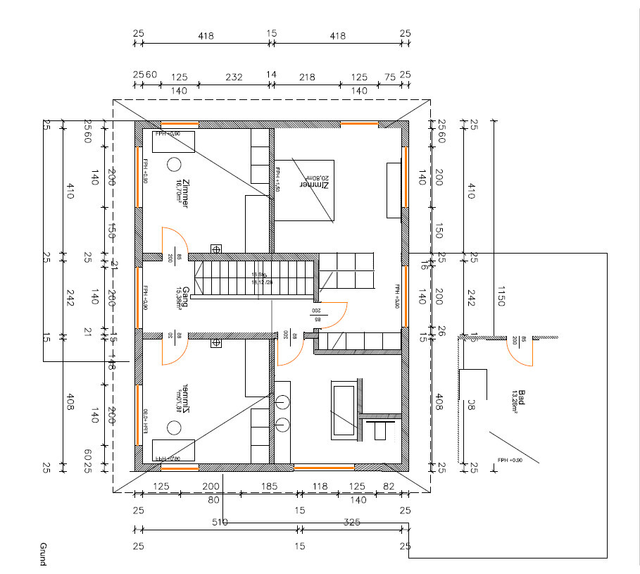 Grundriss eines Hauses mit mehreren Zimmern, Treppen, Türen und Fenstern, Maßangaben im Plan.