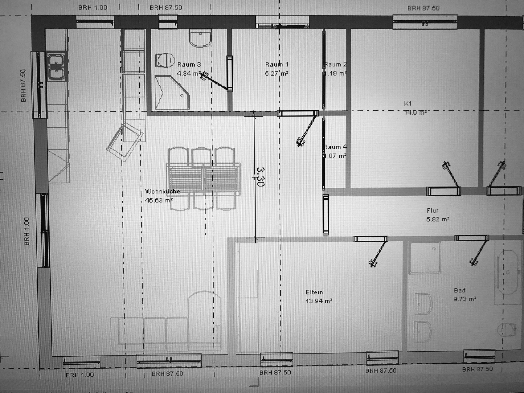 Grundriss einer Wohnung: Wohnküche mit Esstisch, Elternschlafzimmer, Bad und Flur.