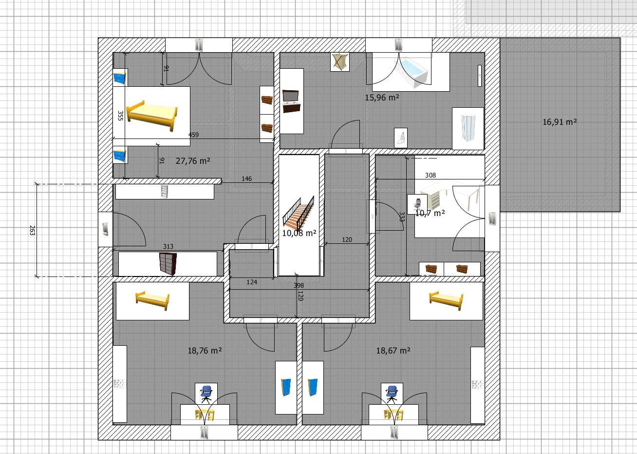Grundriss eines Hauses: Zimmer, Treppenhaus, Möbel und Terrasse sichtbar.