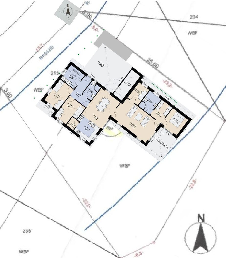 Grundriss eines Wohnhauses mit mehreren Zimmern auf einem Lageplan mit Nordausrichtung.