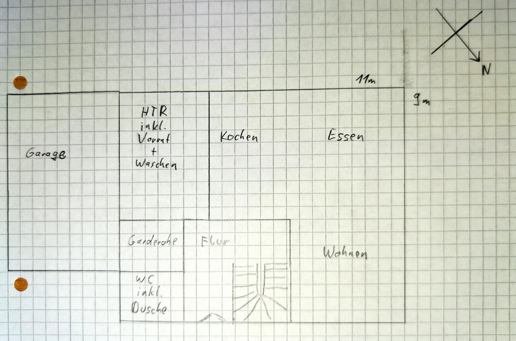 Skizze eines Hausgrundrisses mit Garage, Kochen, Essen, Wohnen, Flur und WC.