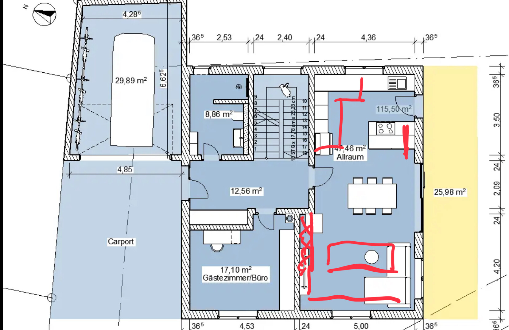Grundriss: Carport links, Gästezimmer/Büro unten, Treppenhaus Mitte, Küche rechts.