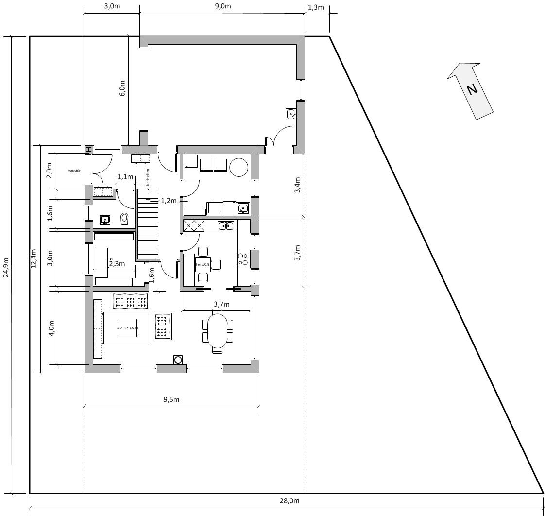 Detaillierter Hausgrundriss mit Küche, Essbereich, Wohnzimmer, Treppenhaus und Maßen
