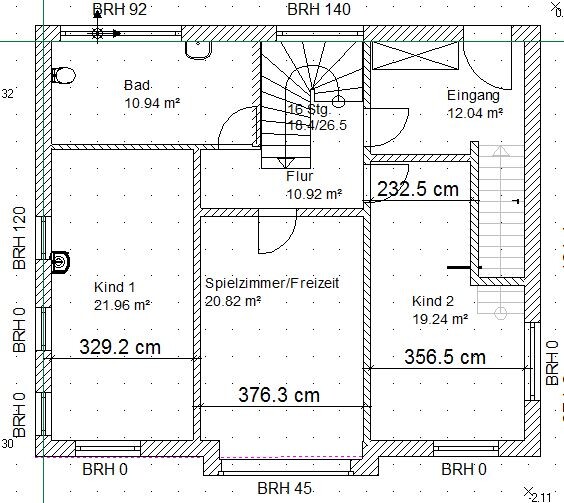 Grundriss eines Wohnhauses: Eingang, Flur, Bad, zwei Kinderzimmer, Spielzimmer/Freizeit.