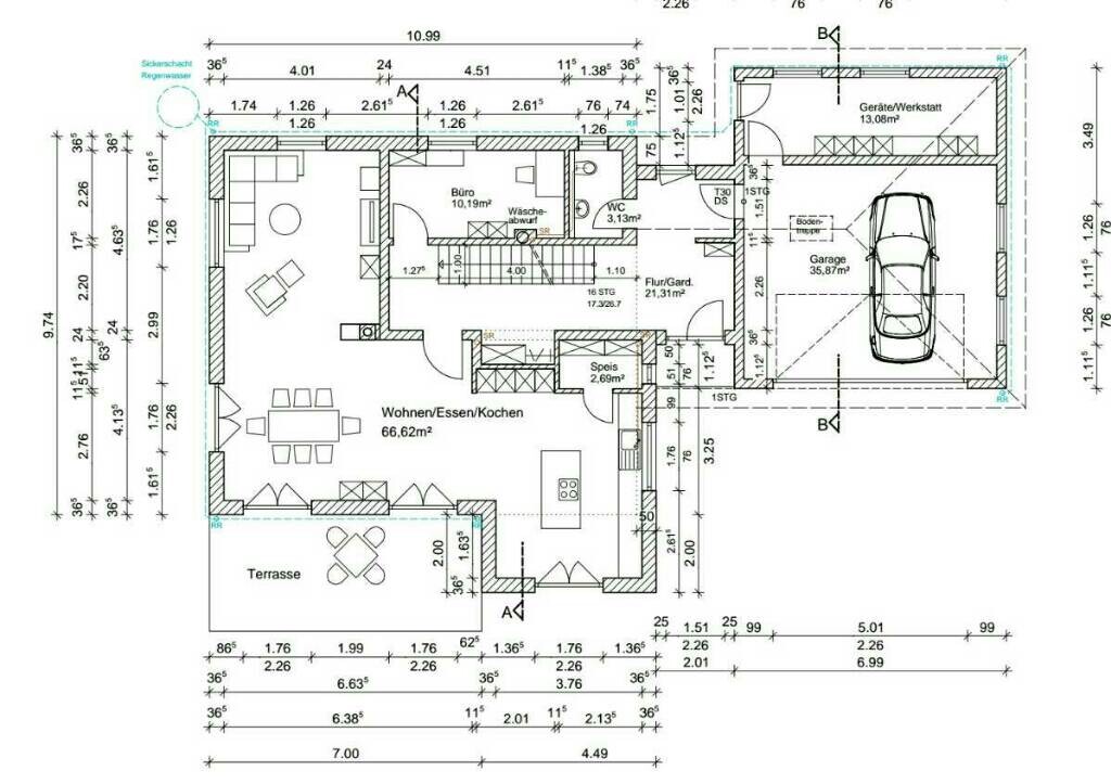 Grundriss eines Hauses: Wohn/Ess/Kochbereich, Terrasse, Büro, Speis, Flur, Garage mit Werkstatt.
