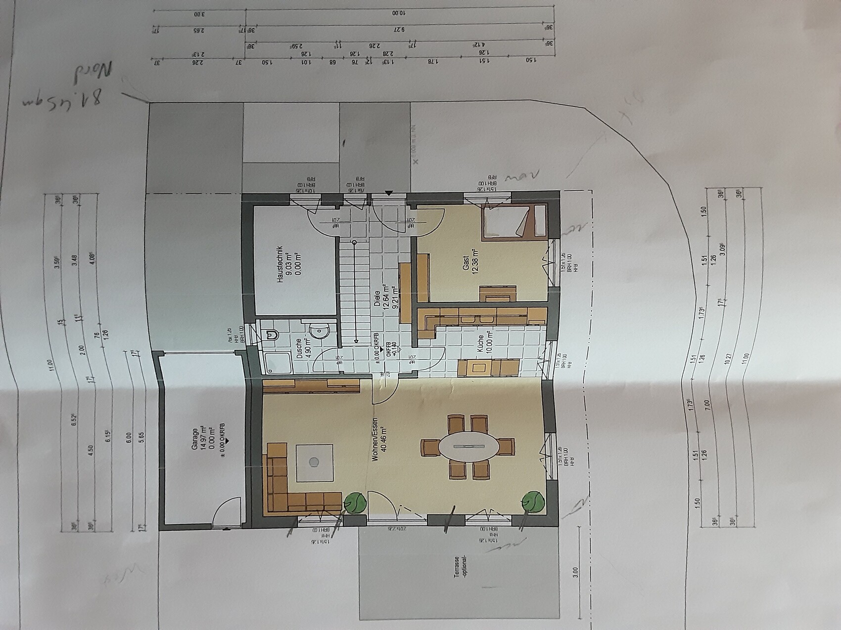 Grundriss eines Hauses mit Wohnbereich, Essbereich, Küche, Gästezimmer, Bad, Diele, Garage.