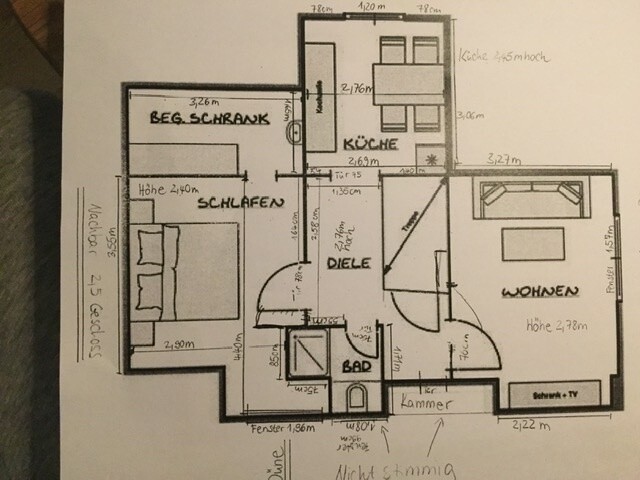 Grundriss einer Wohnung: Küche, Wohnen, Schlafen, Diele, Bad, Kammer, begehbarer Kleiderschrank.