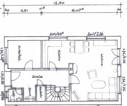 2D-Grundriss eines Hauses mit Diele, Küche, Wohnzimmer und Treppe – klare Layoutzeichnung