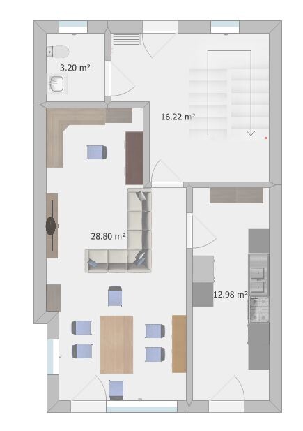 Grundriss eines Wohnhauses: Wohnzimmer, Küche, Bad und Flur mit Treppenaufgang.