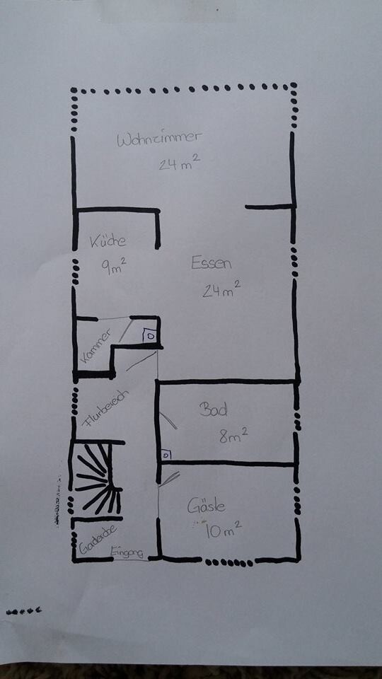 Handgezeichnete Grundrissskizze einer Wohnung mit Wohnzimmer, Küche, Essbereich, Bad und Flur