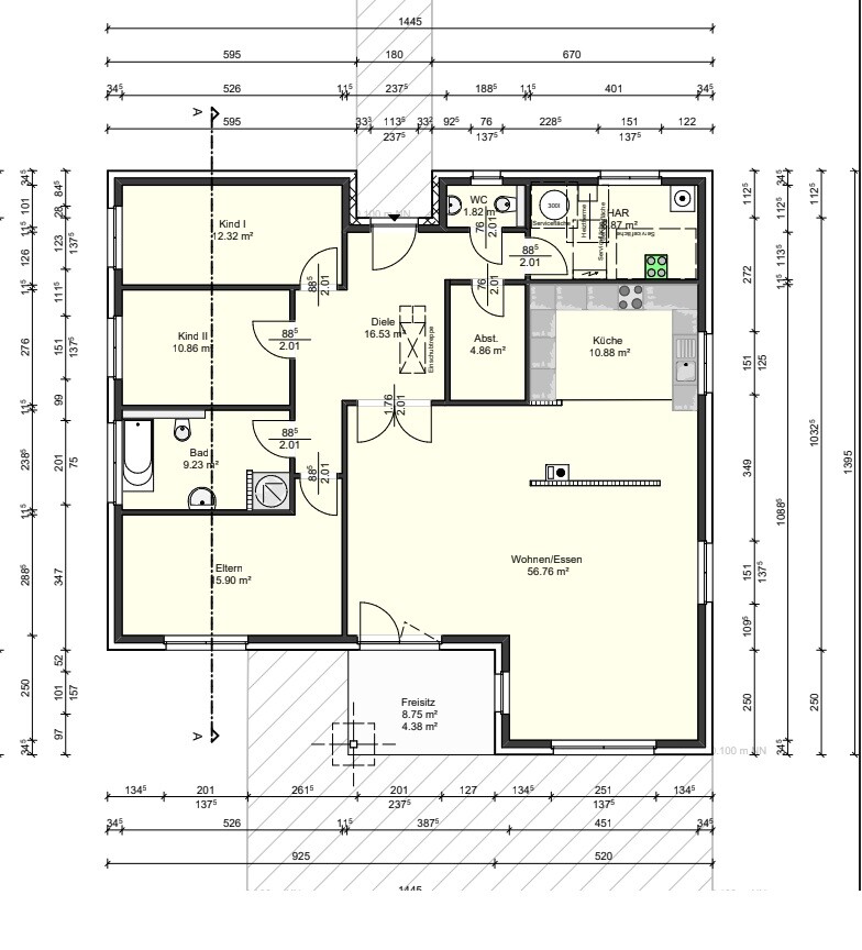 Grundriss eines Hauses: Wohnen/Essen, Küche, Bad, WC, Flur, Eltern- und Kinderzimmer, Freisitz.