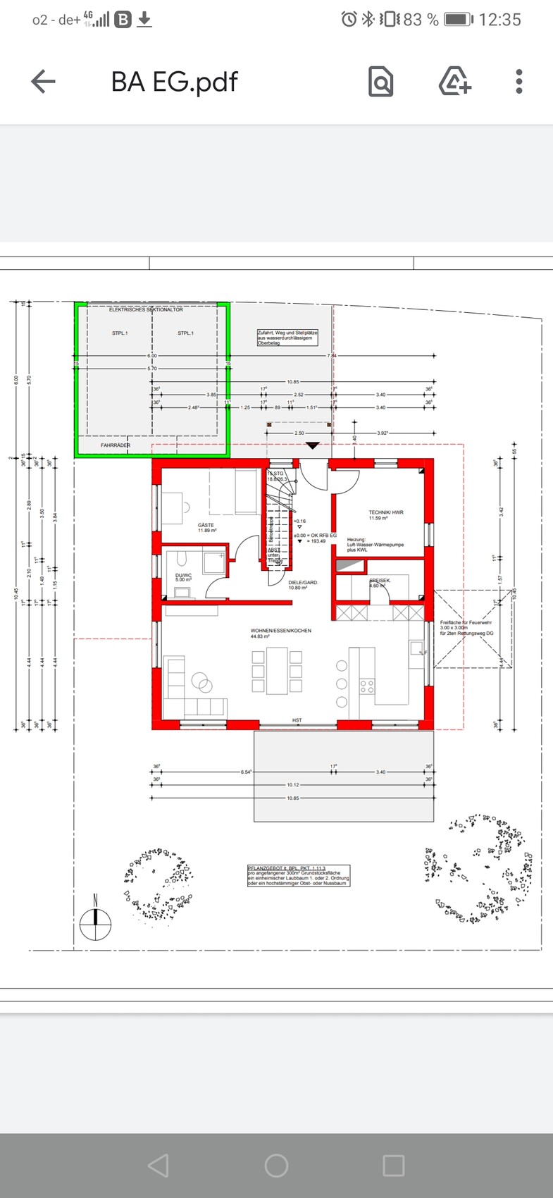 Grundriss EG: roter Gebäudekern, grün markierter Bereich, Wohnzimmer, Küche, Gästezimmer, Diele.