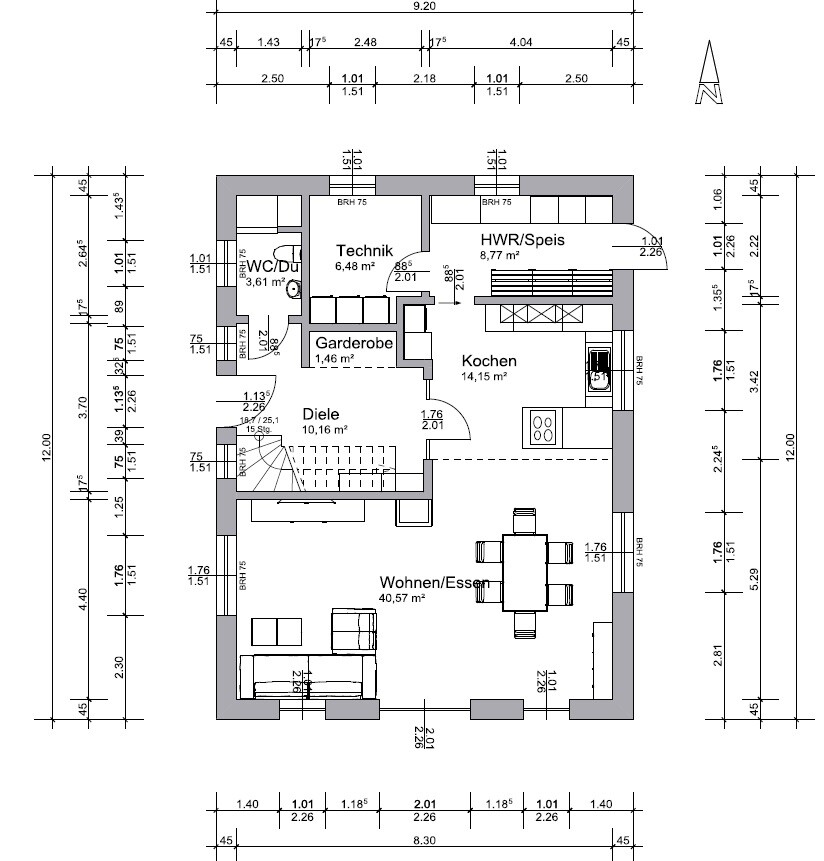 Grundriss eines Hauses: Offener Wohn-Ess-Bereich, Küche, Diele, Garderobe, WC/Du, HWR und Speis.