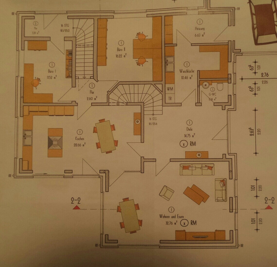 Grundriss eines Wohnhauses mit Küche, Wohn- und Essbereich, Fluren und Treppen
