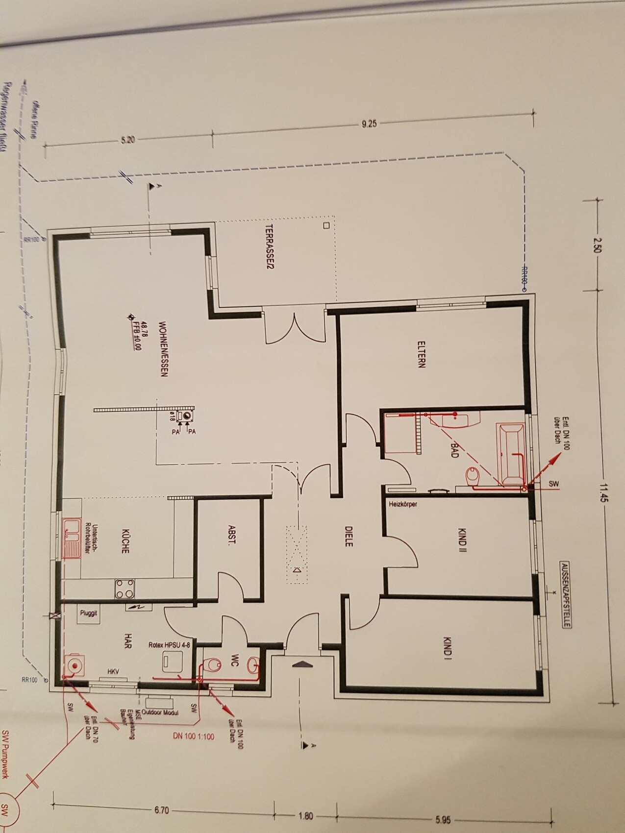 Grundrissplan eines Hauses mit Küche, Wohnzimmer, Flur, Bad und Terrasse.