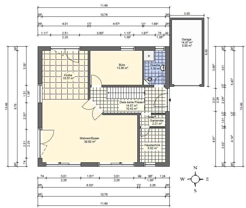 Grundriss eines Hauses mit Wohnzimmer, Küche, Büro, Bad, Flur und Garage