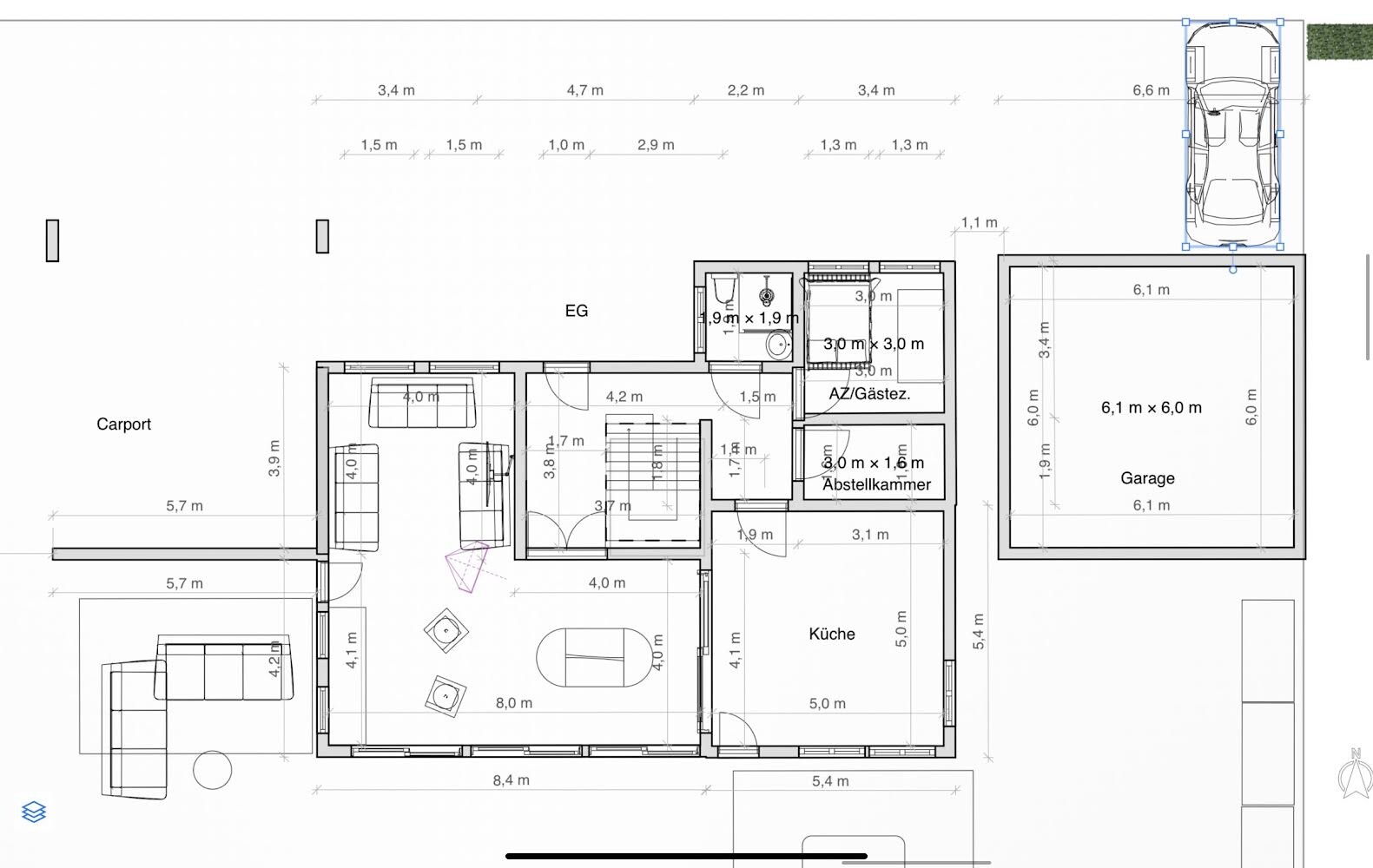 Grundriss eines Hauses mit Carport, Garage, Küche, Wohnzimmer und Abstellkammer.