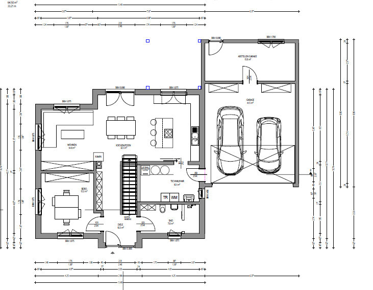 Detaillierter Grundriss eines Hauses mit Garage, Küche, Wohnzimmer und Eingängen