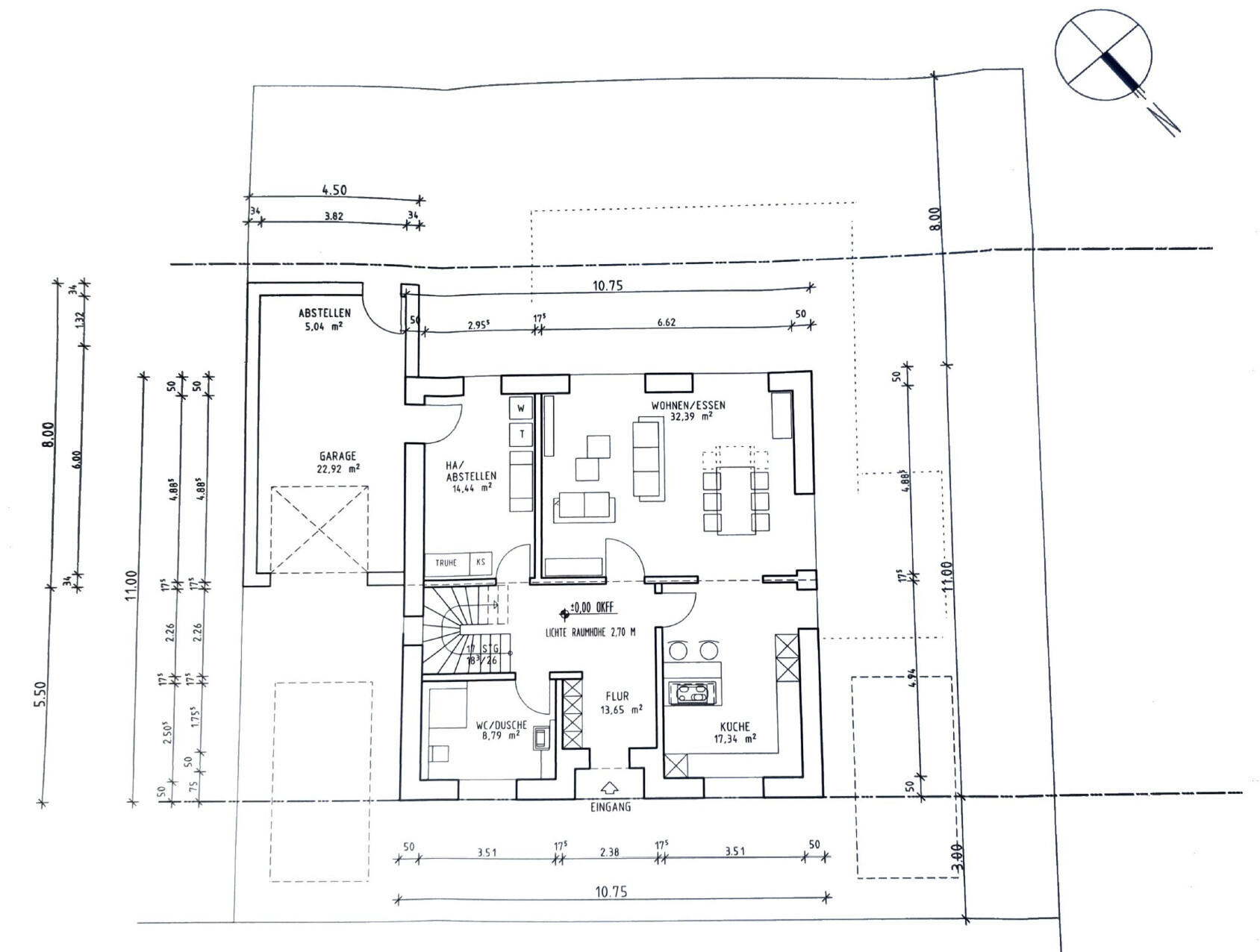 Detaillierter Hausgrundriss mit Wohnzimmer, Küche, Garage und Eingängen.