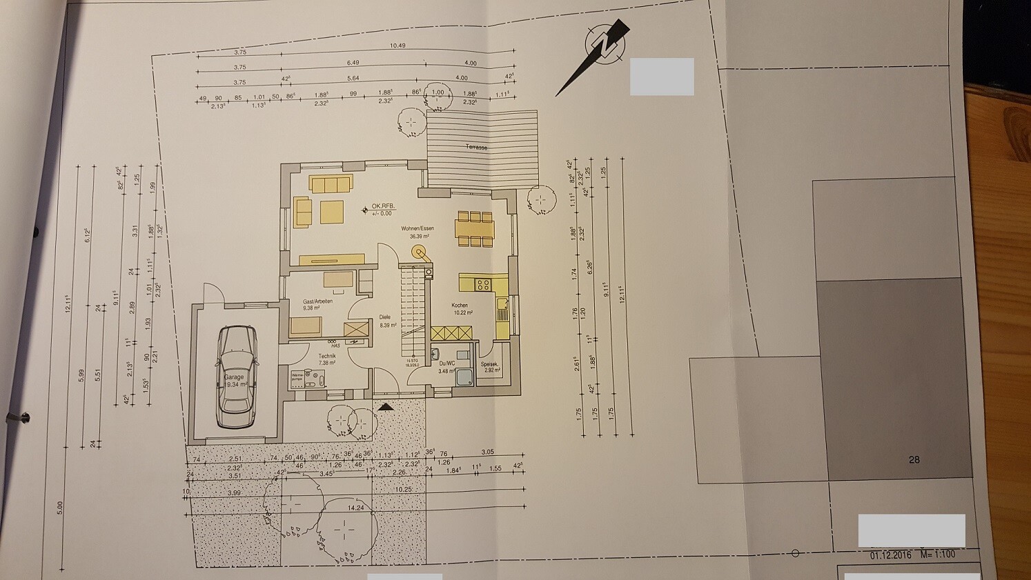 Grundriss eines Einfamilienhauses mit Garage, Flur, Wohn-/Essbereich, Küche und Terrasse.