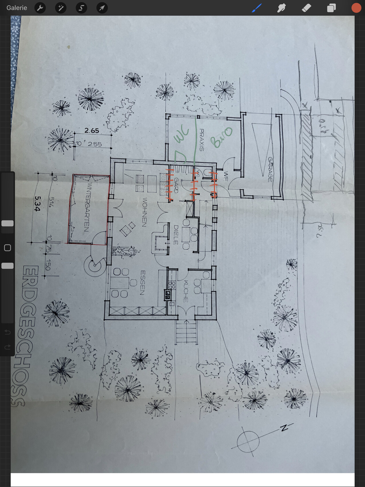 Grundrissplan eines Hauses mit Wohnzimmer, Küche, Flur und Garten