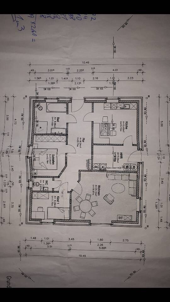 Grundriss eines Hauses: Wohnzimmer, Küche, Essbereich, Bad, Schlafzimmer, Kinderzimmer, Flur, WC.