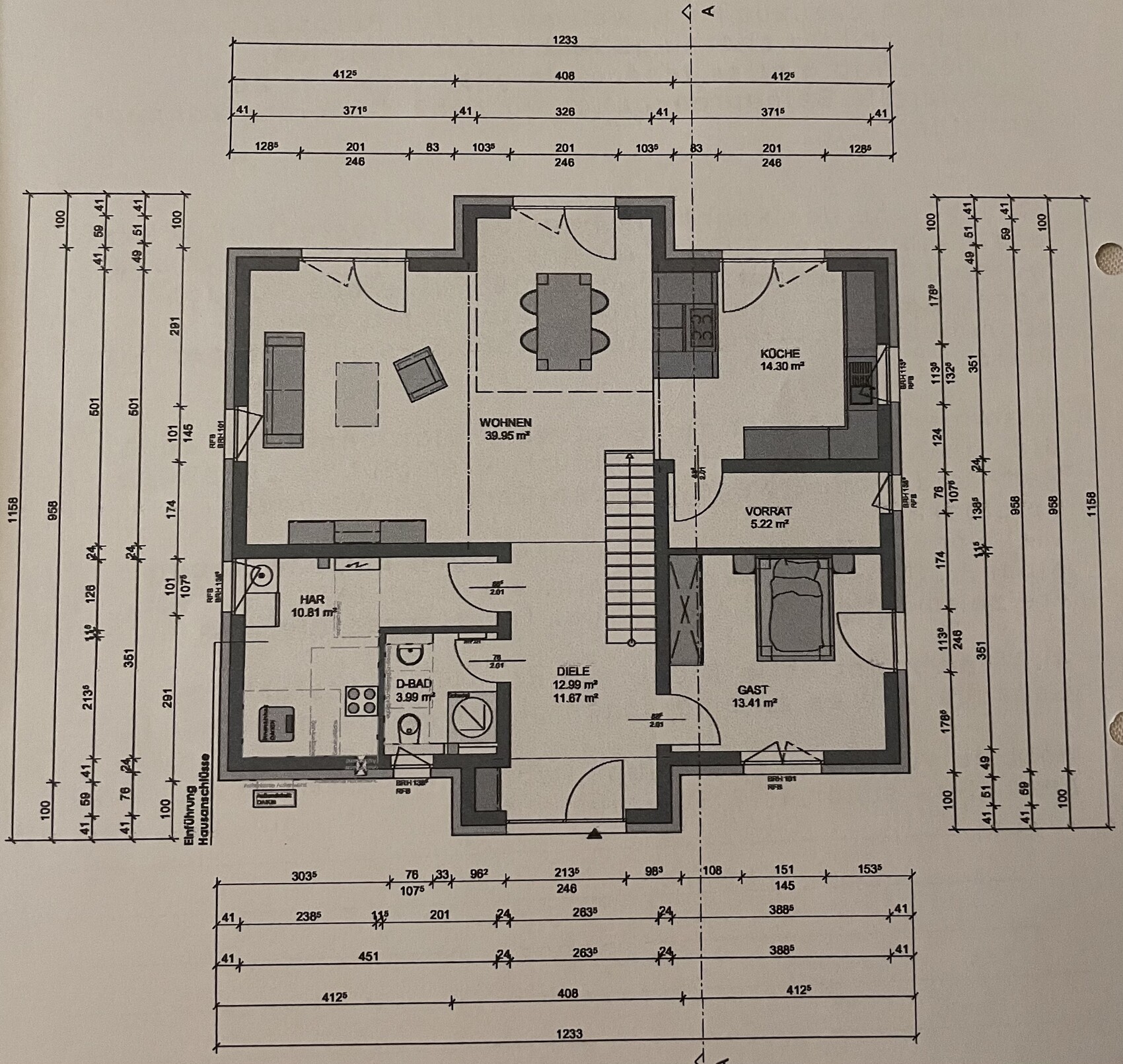 Grundriss eines Einfamilienhauses mit Wohnzimmer, Küche, Vorrat, Diele, Gästezimmer, Bad.