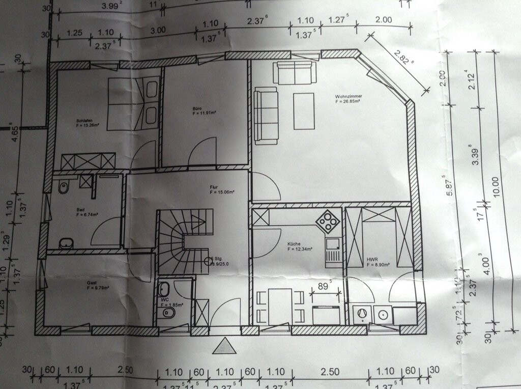 Grundriss eines Hauses mit Wohnzimmer, Küche, Schlafzimmer, Bad und Treppe