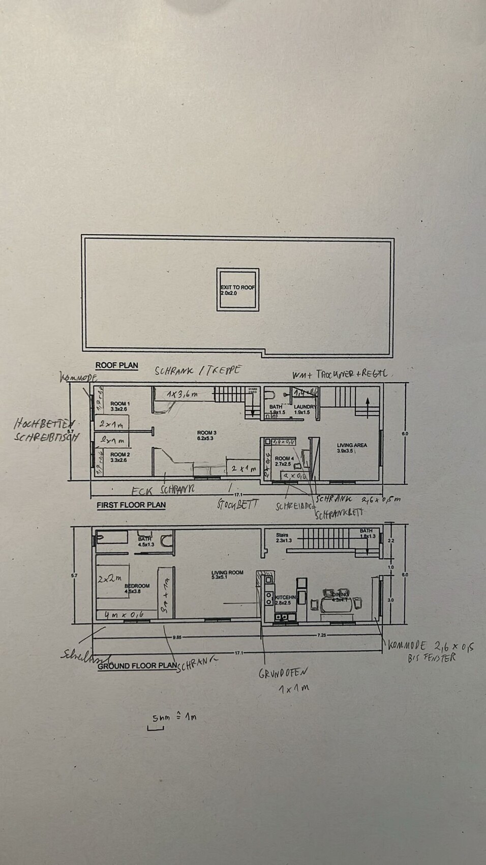 Grundriss eines Hauses: Erdgeschoss und Obergeschoss mit Zimmern, Treppen, Türen