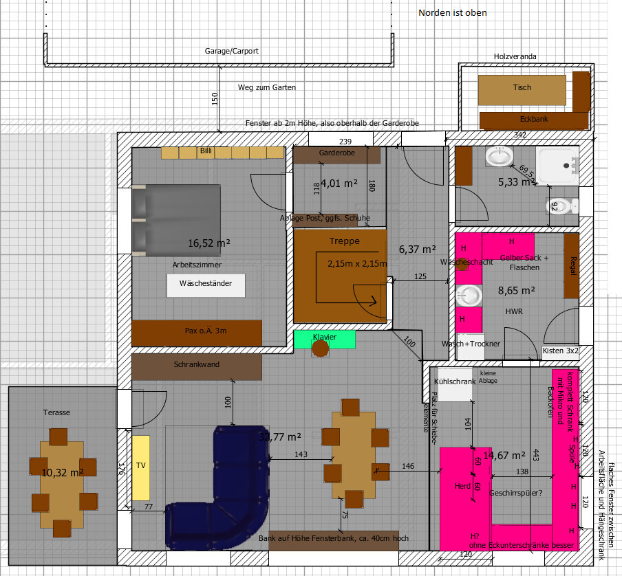 Grundriss eines Hauses mit Wohnzimmer, Arbeitszimmer, Treppe, Küche, HWR und Terrasse.